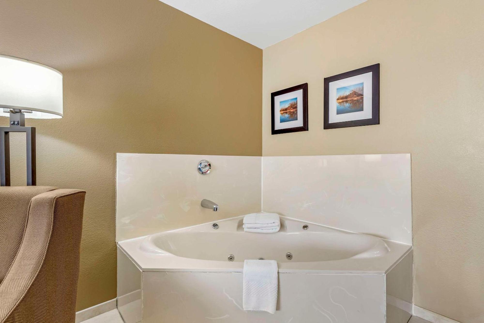Comfort Inn & Suites East Moline Near I-80 Dış mekan fotoğraf